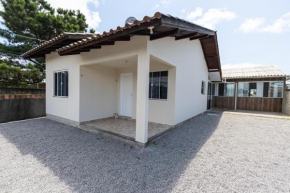 Casa aconchegante a poucos minutos da Guarda do Embáu - Residencial Aurora.